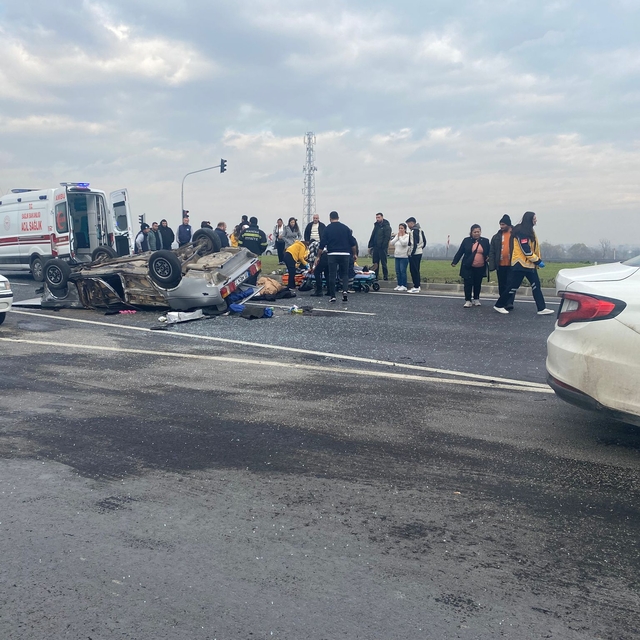 Manisa'da minibüse çarpıp devrilen otomobildeki 3 kişi yaralandı