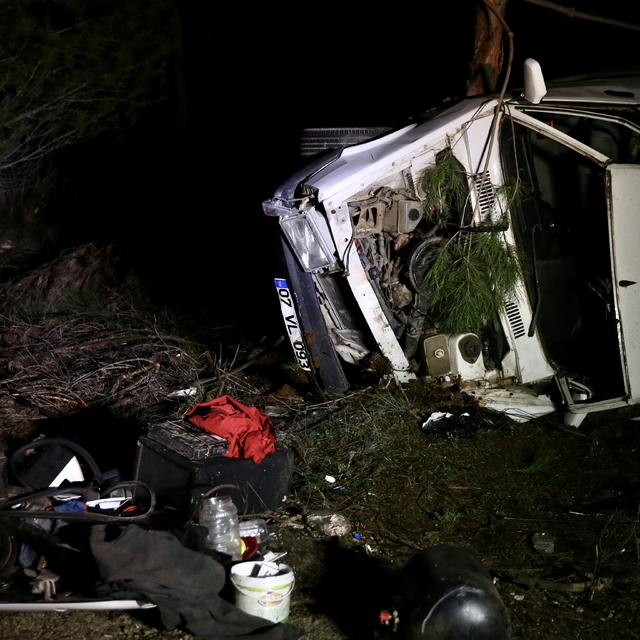 Muğla'da şarampole yuvarlanan otomobildeki 2 kişi yaralandı