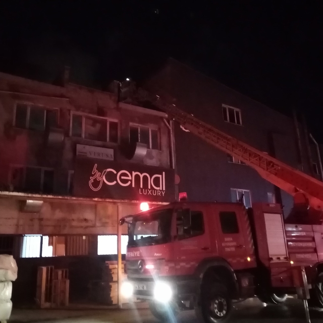 Bursa'da, mobilya imalathanesinin çatı katındaki yangın söndürüldü
