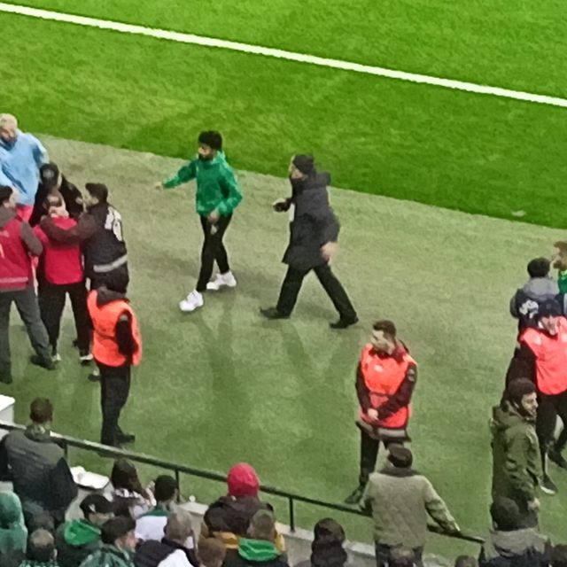 Kocaelispor-Iğdır FK maçında Iğdır taraftarları koltukları parçaladı, 1 pol...