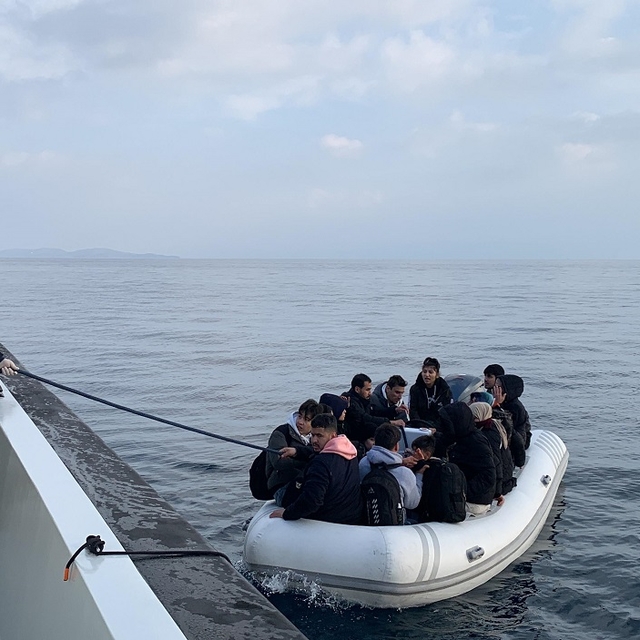 İzmir açıklarında 133 düzensiz göçmen kurtarıldı
