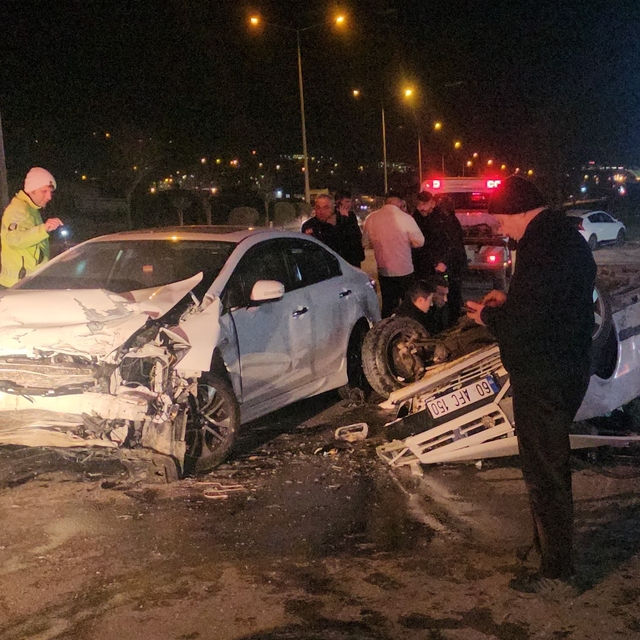 Tokat'ta iki otomobilin çarpıştığı kazada 3 kişi yaralandı