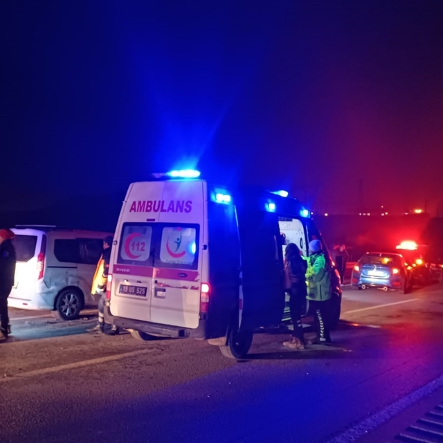 Çorum'da otomobil ile hafif ticari aracın çarpıştığı kazada 6 kişi yaraland...