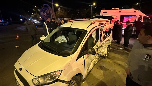 Nevşehir'de, hafif ticari araç ile otomobil çarpıştı: 9 yaralı