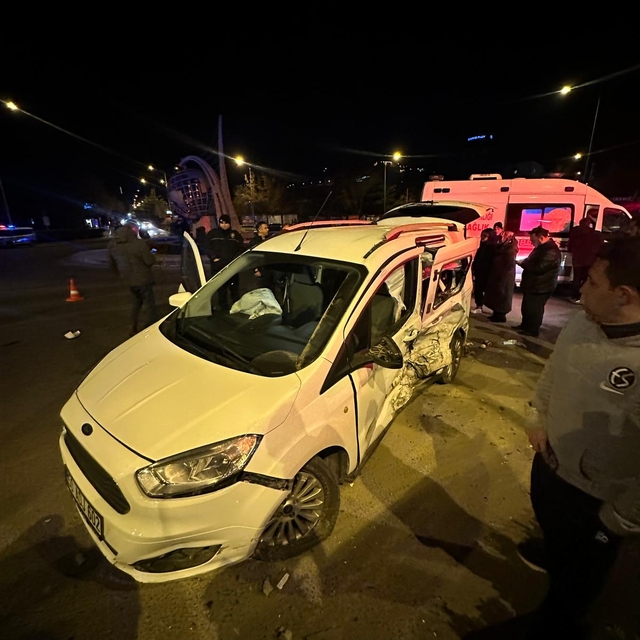 Nevşehir'de, hafif ticari araç ile otomobil çarpıştı: 9 yaralı