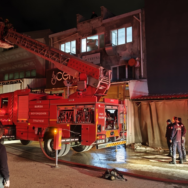 İnegöl'de mobilya imalathanesinde çıkan yangın söndürüldü