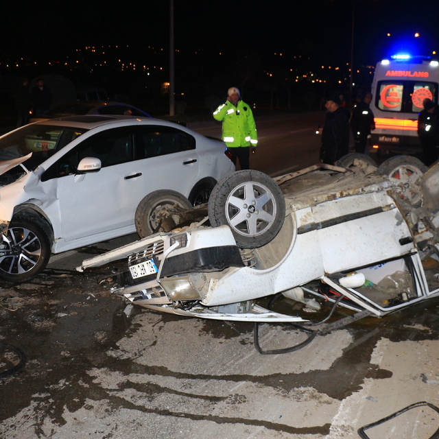 Tokat'ta 2 otomobilin karıştığı kaza kamerada; 1'i ağır 3 yaralı