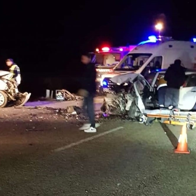 Konya'da otomobil ile hafif ticari araç çarpıştı, 1 kişi öldü, 6 kişi yaral...