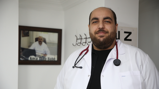 Rize'de babasının adını taşıyan aile sağlığı merkezinde hekimlik yapıyor