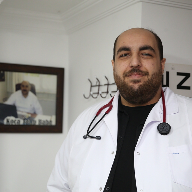 Rize'de babasının adını taşıyan aile sağlığı merkezinde hekimlik yapıyor