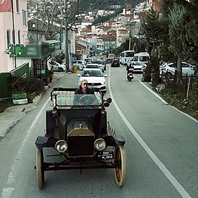Antika tutkunu; kornası elden basmalı, jantı tahtadan olan 110 yaşındaki ot...