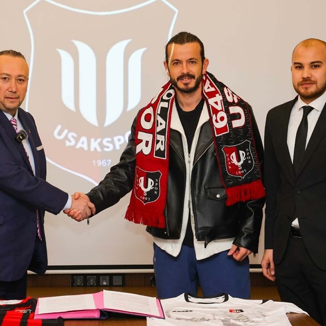 Uşakspor'da imzalar konuştu