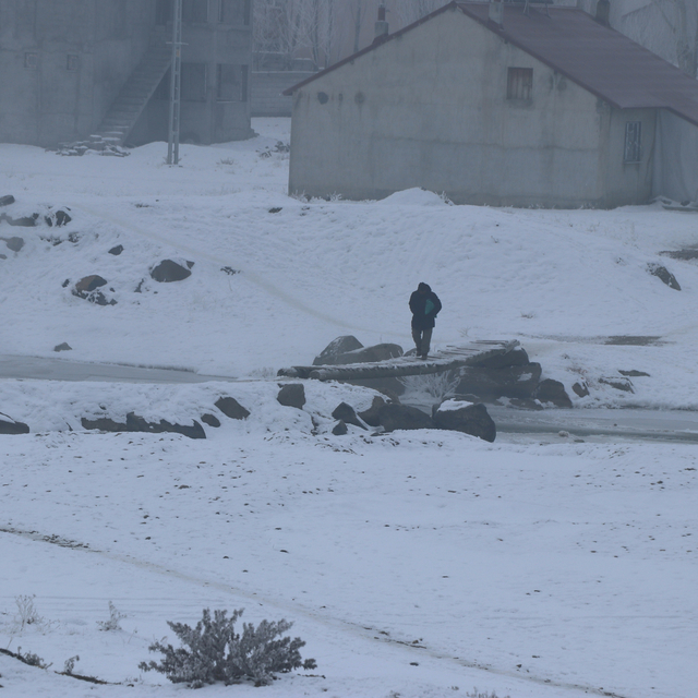 Ağrı'da dondurucu soğuk nedeniyle vatandaşların kaş ve kirpiklerinde kırağı...