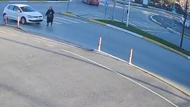 2 otomobilin 5 dakika arayla çarptığı yaya, ağır yaralandı