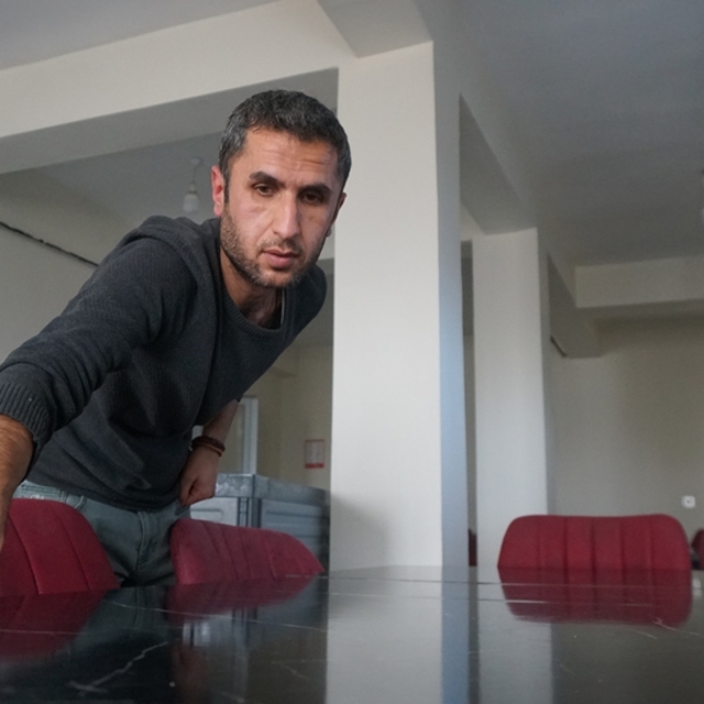 Otizmli Sinan, eğitim gördüğü rehabilitasyon merkezinde çalışıyor