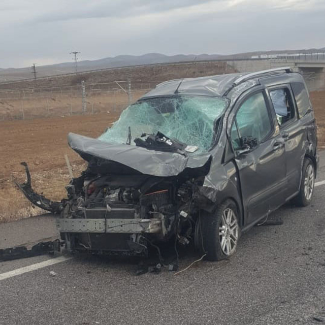 Yozgat'ta devrilen hafif ticari araçtaki 1 kişi öldü, 1 kişi yaralandı