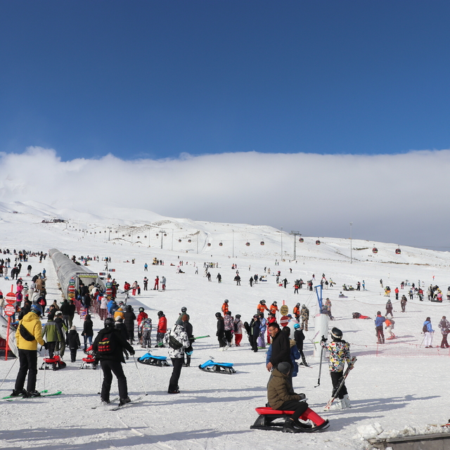 Erciyes Kayak Merkezi'nde hafta sonu yoğunluğu