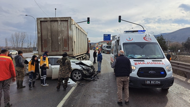 Eskişehir'de trafik lambasında bekleyen kamyona çarpan otomobilin sürücüsü yaralandı