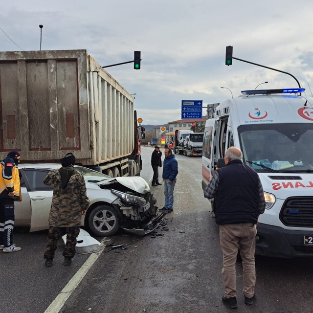 Eskişehir'de trafik lambasında bekleyen kamyona çarpan otomobilin sürücüsü...