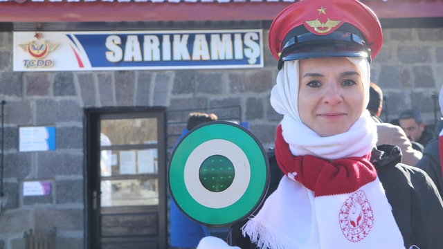 Ankara'dan gelen 'Sarıkamış Ekspresi'ni, Bakan Göktaş karşıladı
