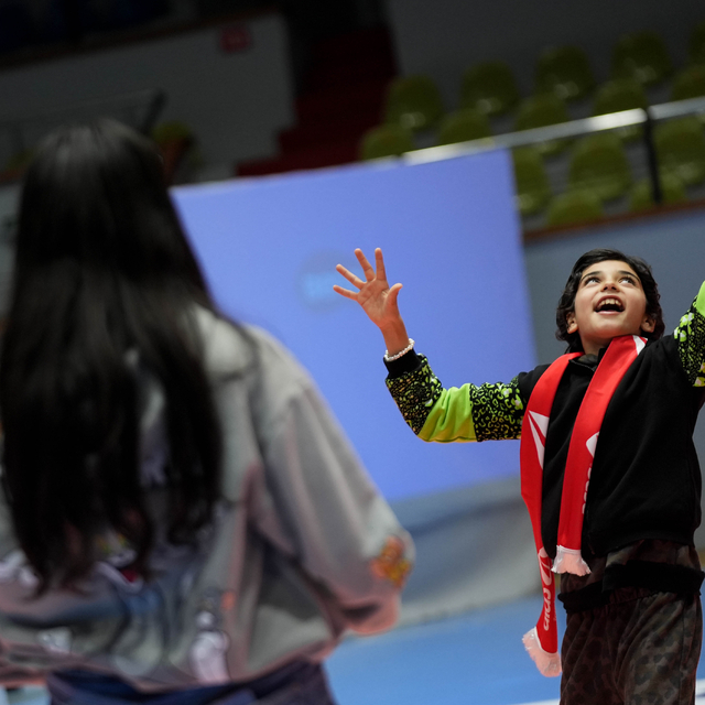 "Soğan torbalarından voleybol filesi yapan çocuklar" İzmir'de Aras Kargo'nu...