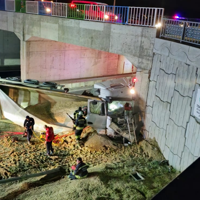 Tekirdağ'da devrilen kum yüklü çekicinin sürücüsü yaralandı