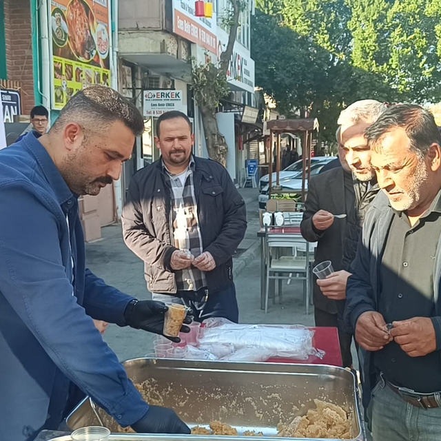 Adana'da bir esnaf, vefat eden Ferdi Tayfur için helva dağıttı