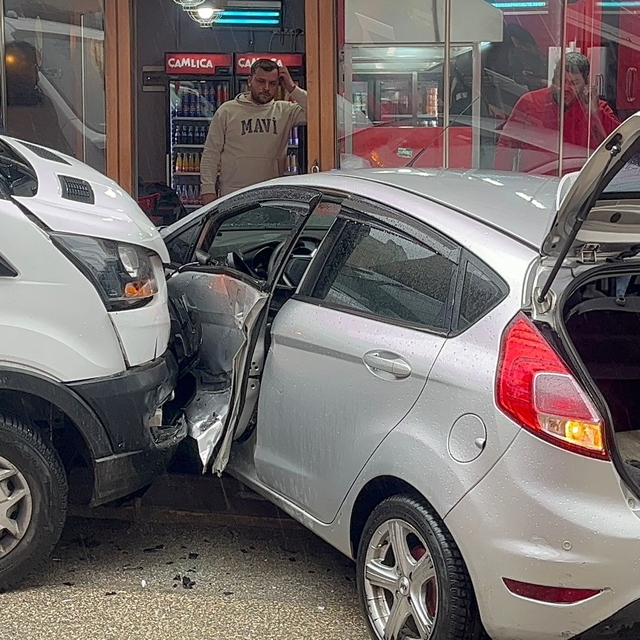 Polisten kaçan ehliyetsiz sürücü; önce kamyonete sonra duvara çarptı