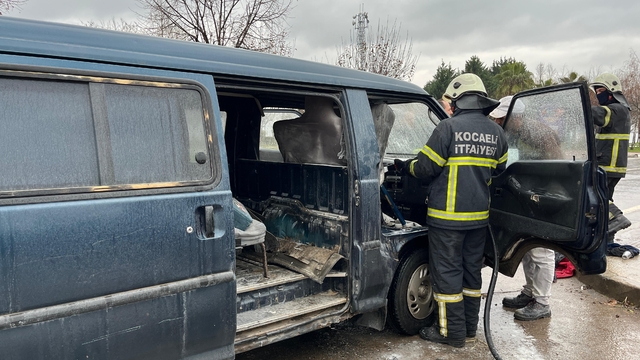Kocaeli'de panelvanda çıkan yangın söndürüldü