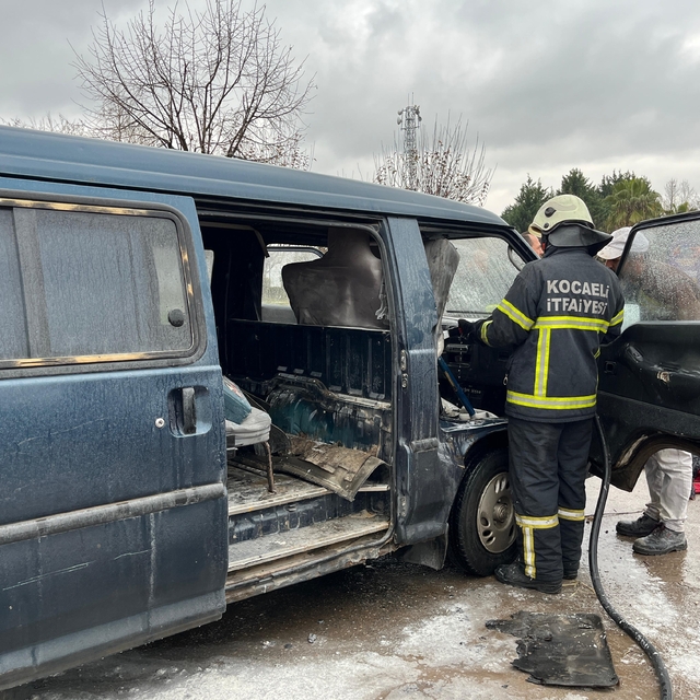 Kocaeli'de panelvanda çıkan yangın söndürüldü