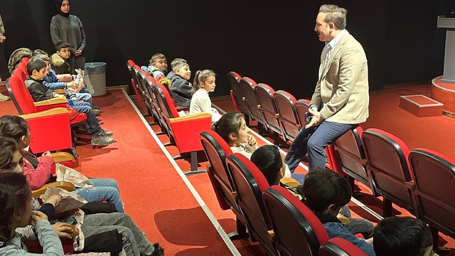Malazgirt Kaymakamı Bayram, öğrencilerle film izledi