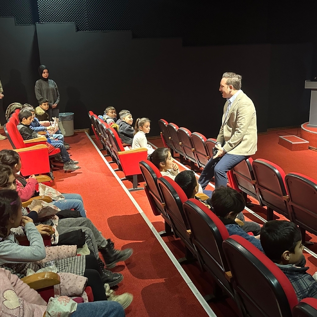 Malazgirt Kaymakamı Bayram, öğrencilerle film izledi