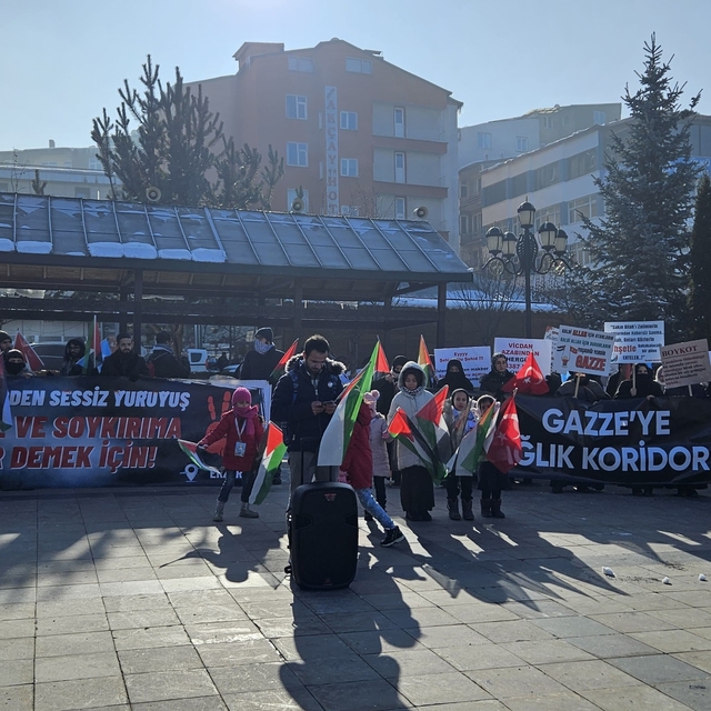 Erzurum'da sağlık çalışanları, soğuk havaya rağmen Gazze için yürüdü