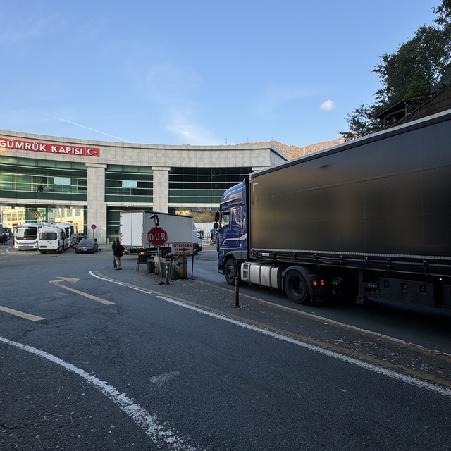 Sarp Sınır Kapısı'nda tır geçişleri 25 Aralık'ta 1430'a ulaşarak rekor kırd...