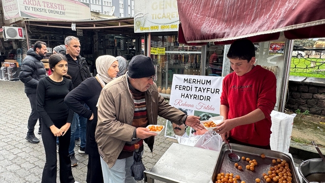 Aydın'da vatandaşlar, vefat eden Ferdi Tayfur için lokma dağıttı