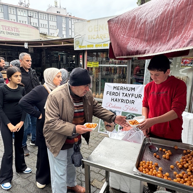 Aydın'da vatandaşlar, vefat eden Ferdi Tayfur için lokma dağıttı