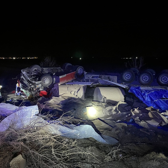 Konya'da şarampole devrilen tırın sürücüsü öldü