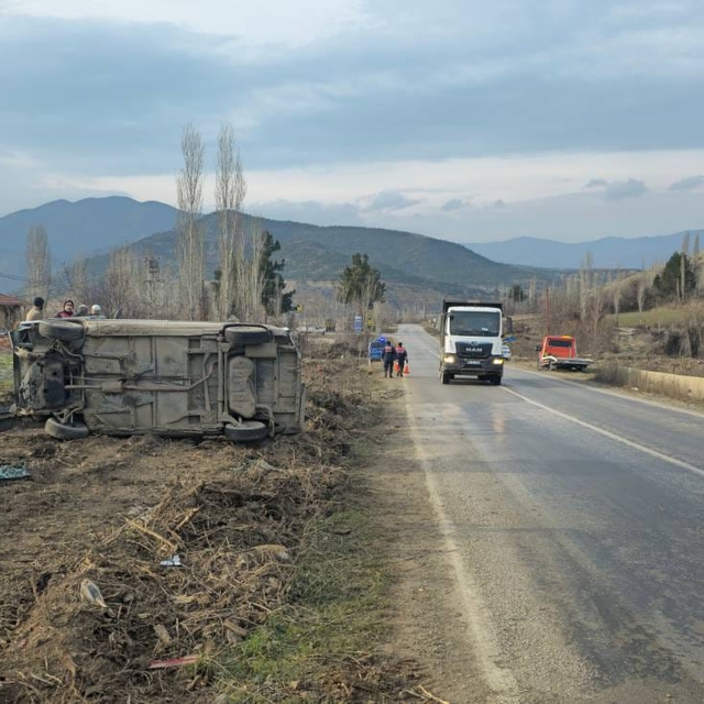 Çorum'da devrilen otomobilin sürücüsü yaralandı