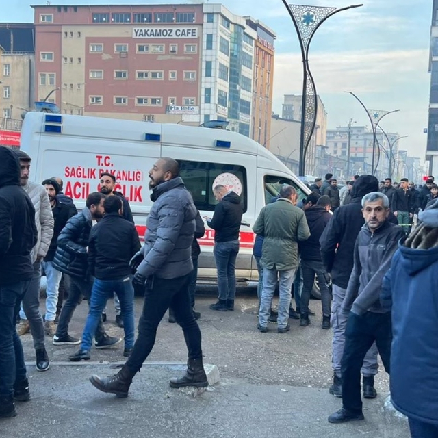 Yüksekova'da bıçaklı kavga: 3 yaralı