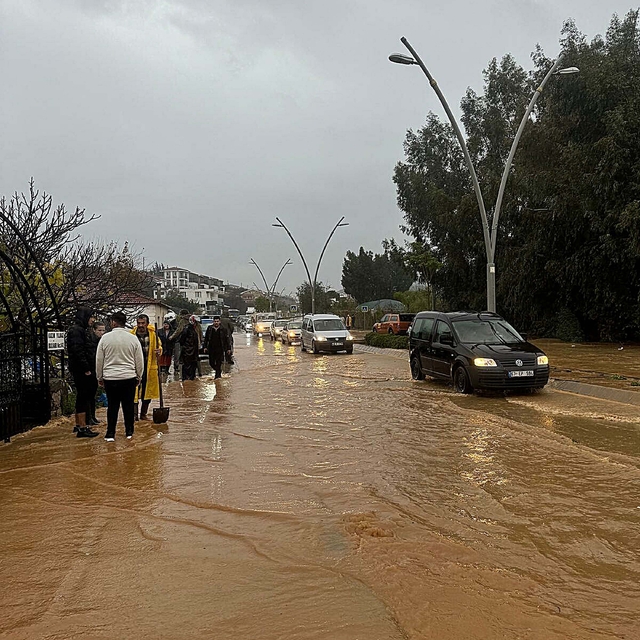 Datça'da sağanak; dere taştı, ev ve iş yerlerini su bastı