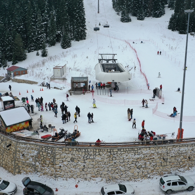 Ilgaz Dağı'ndaki Yurduntepe Kayak Merkezi'nde hafta sonu yoğunluğu