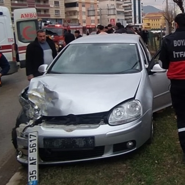 Sinop'ta bir otomobil park halindeki otomobile çarptı, 4 kişi yaralandı