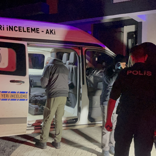 Tekirdağ'da bir evde çıkan yangında 3 kişi dumandan etkilendi