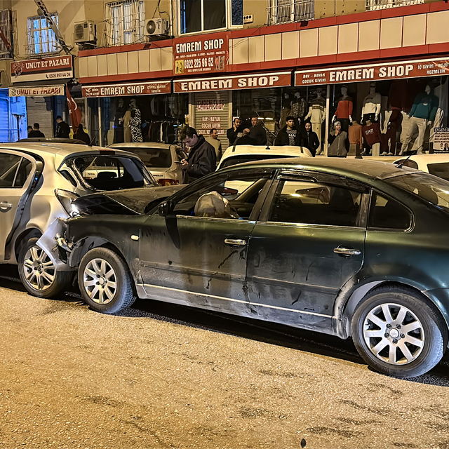 Adana'da bir otomobil park halindeki araçlara çarptı, 3 kişi yaralandı