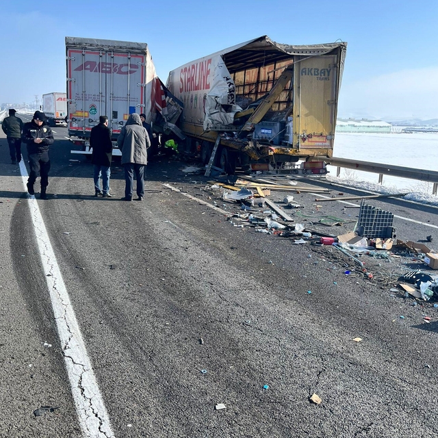 Erzurum'da 2 tırın karıştığı kazada 1 sürücü öldü