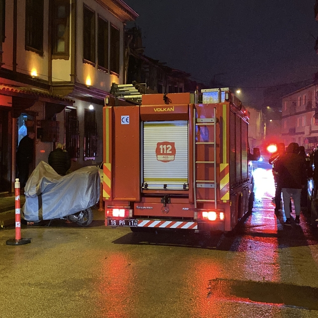 Bursa'da metruk bina yıkıldı; park halindeki otomobil zarar gördü