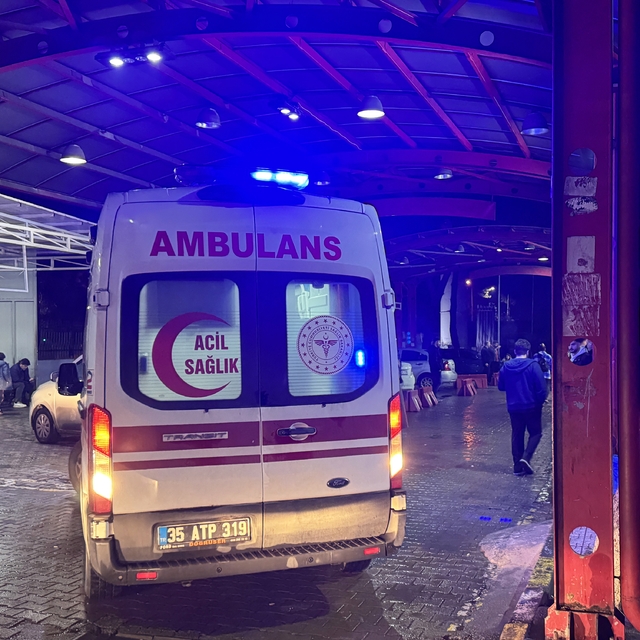 İzmir'de parkta çıkan bıçaklı kavgada 1 kişi yaralandı