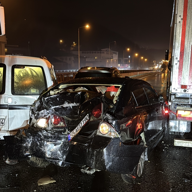 Samsun'da 8 aracın karıştığı zincirleme trafik kazasında 2 kişi yaralandı
