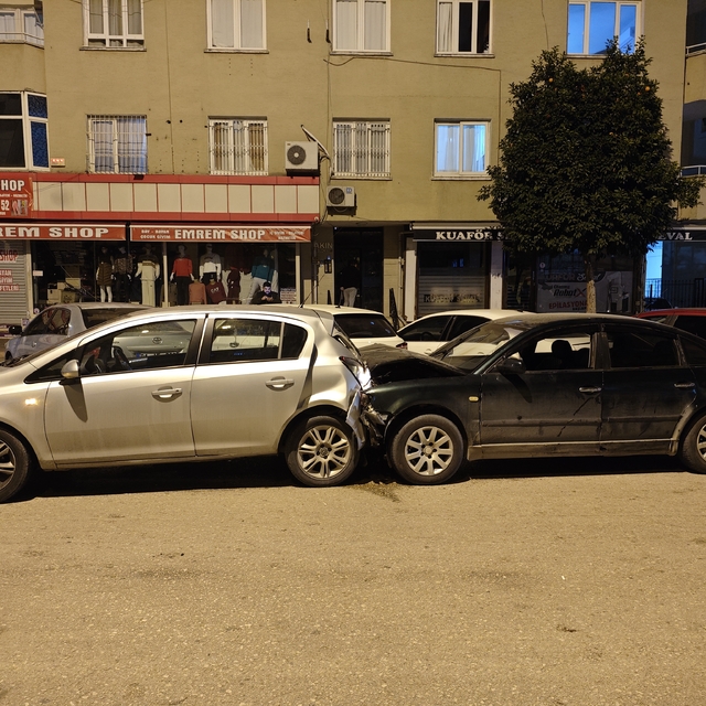 Adana'da otomobil, park halindeki 5 araca çarptı: 3 yaralı