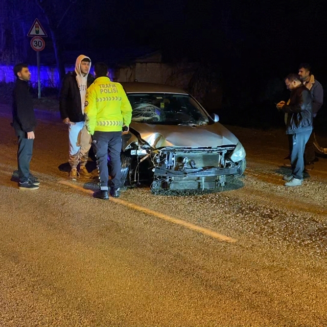 Bursa'da, refüje çarpan otomobil karşı şeride geçti: 2 yaralı